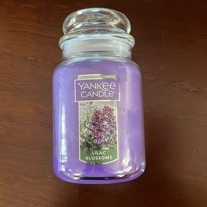 NWOT 22oz Lilac Blossoms Yankee Candle
